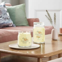 Yankee Candle Banoffee Waffle Signature Large Jar Candle 9 Yankee Candle Banoffee Waffle Signature Large Jar Candle -Campusgifts Shop banoffee waffle signature collection lifestyle 1