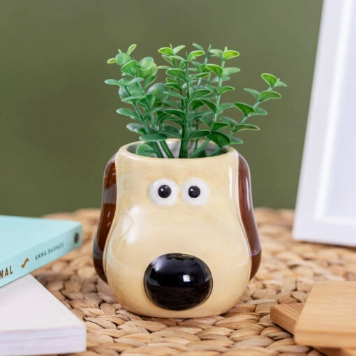 Wallace & Gromit– Gromit Shaped Plant Pot -Campusgifts Shop half moon bay plntaa05 wallace and gromit gromit shaped plant pot 2