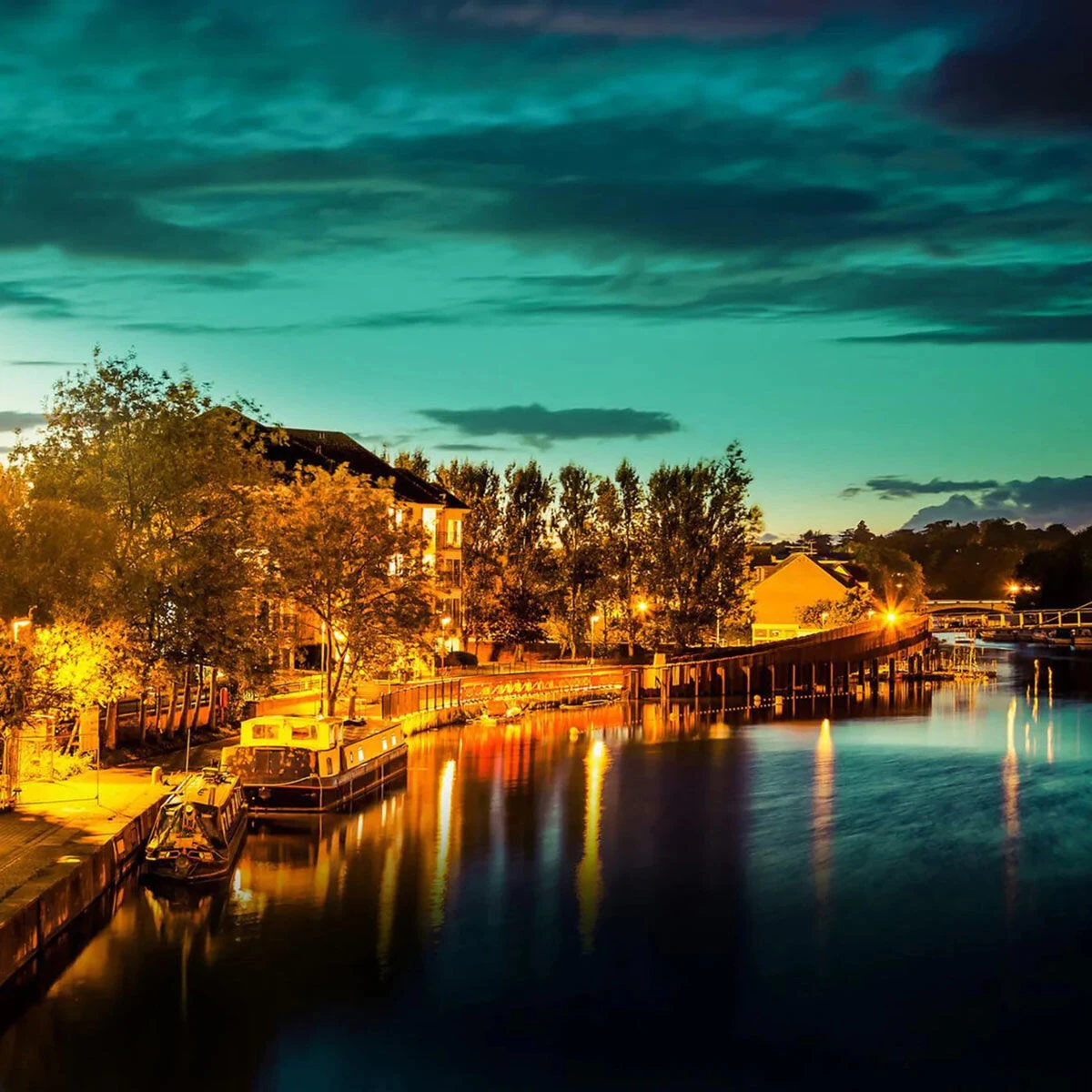 Home County Candle Co. The Berkshire - Royal Country Rose 100ml Reed Diffuser Refill 4 Home County Candle Co. The Berkshire - Royal Country Rose 100ml Reed Diffuser Refill - Image 2