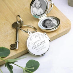 Personalised Floral Round Photo Frame Keyring -Campusgifts Shop pmc personalised p0102z26 floral round photo frames keyring 05