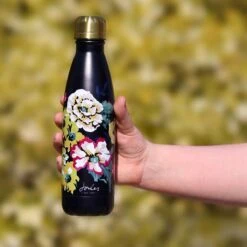 Joules Cambridge Floral Insulated Water Bottle 8 Joules Cambridge Floral Insulated Water Bottle -Campusgifts Shop portico joules jls1904 insulated water bottle lifestyle