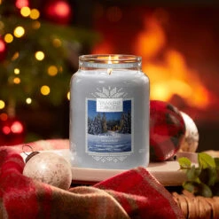 Yankee Candle Candlelit Cabin Large Jar Candle -Campusgifts Shop yankee candle 1623715e candlelit cabin large jar candle lifestyle 2