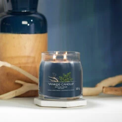 Yankee Candle Bayside Cedar Signature Medium Jar Candle 9 Yankee Candle Bayside Cedar Signature Medium Jar Candle -Campusgifts Shop yankee candle 1630014e bayside cedar signature medium jar candle lifestyle 1