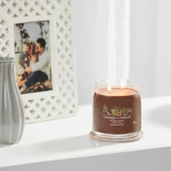 Yankee Candle Praline & Birch Signature Medium Jar Candle -Campusgifts Shop yankee candle 1630021e praline birch signature medium jar candle lifestyle 1