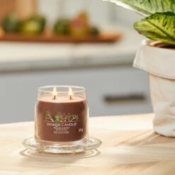 Yankee Candle Praline & Birch Signature Medium Jar Candle -Campusgifts Shop yankee candle 1630021e praline birch signature medium jar candle lifestyle 2