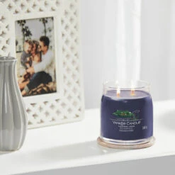 Yankee Candle Lakefront Lodge Signature Medium Jar Candle -Campusgifts Shop yankee candle 1630024e lakefront lodge signature medium jar candle lifestyle 1