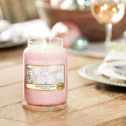 Yankee Candle Snowflake Kisses Large Jar Candle -Campusgifts Shop yankee candle 1720946e snowflake kisses large jar candle lifestyle 3