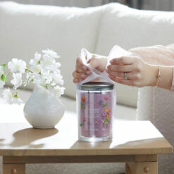 Yankee Candle Hand Tied Blooms Signature Large Tumbler Candle -Campusgifts Shop yankee candle 1734809e hand tied blooms signature large tumbler candle lifestyle 1